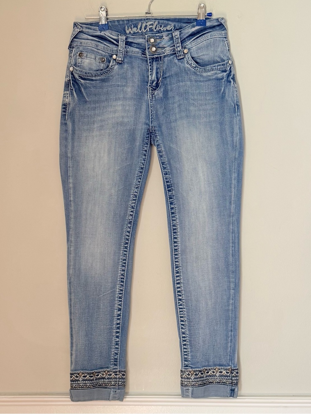 Wallflower Light Blue Embroidered Cropped Jeans Size 7 Rhinestones Fading Denim